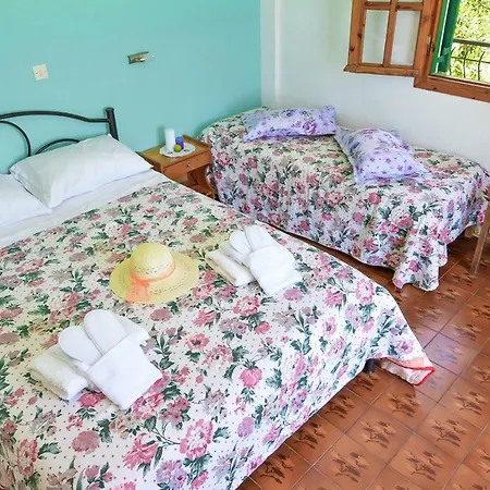 Alex-giannis Apartments, Barbati