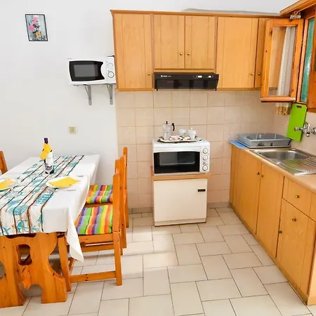 Alex-giannis Apartment