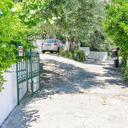 Alex-giannis Apartment