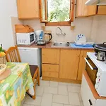 Alex-giannis Apartments, アパート *