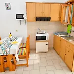 Alex-giannis Apartments, アパート